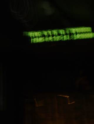 Haltestellen-Display in einem Bus, zeigt „Flash V. 1.5 13 1 0100000“ oder so ähnlich (sehr verwackelt)“