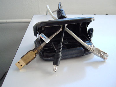 Locher mit USB-, Netz- und Ethernet-Kabel